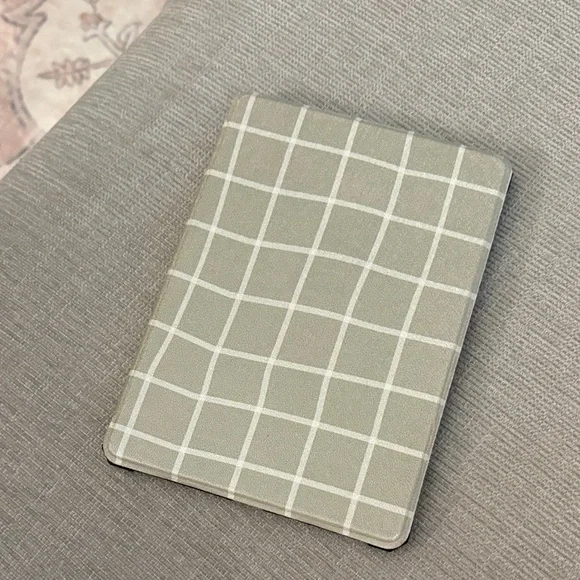 Kindle Paperwhite 11th Generation & Case - Picture 3 of 4